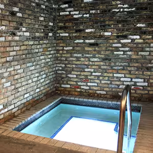 A hot tub at Hotel Gaythering